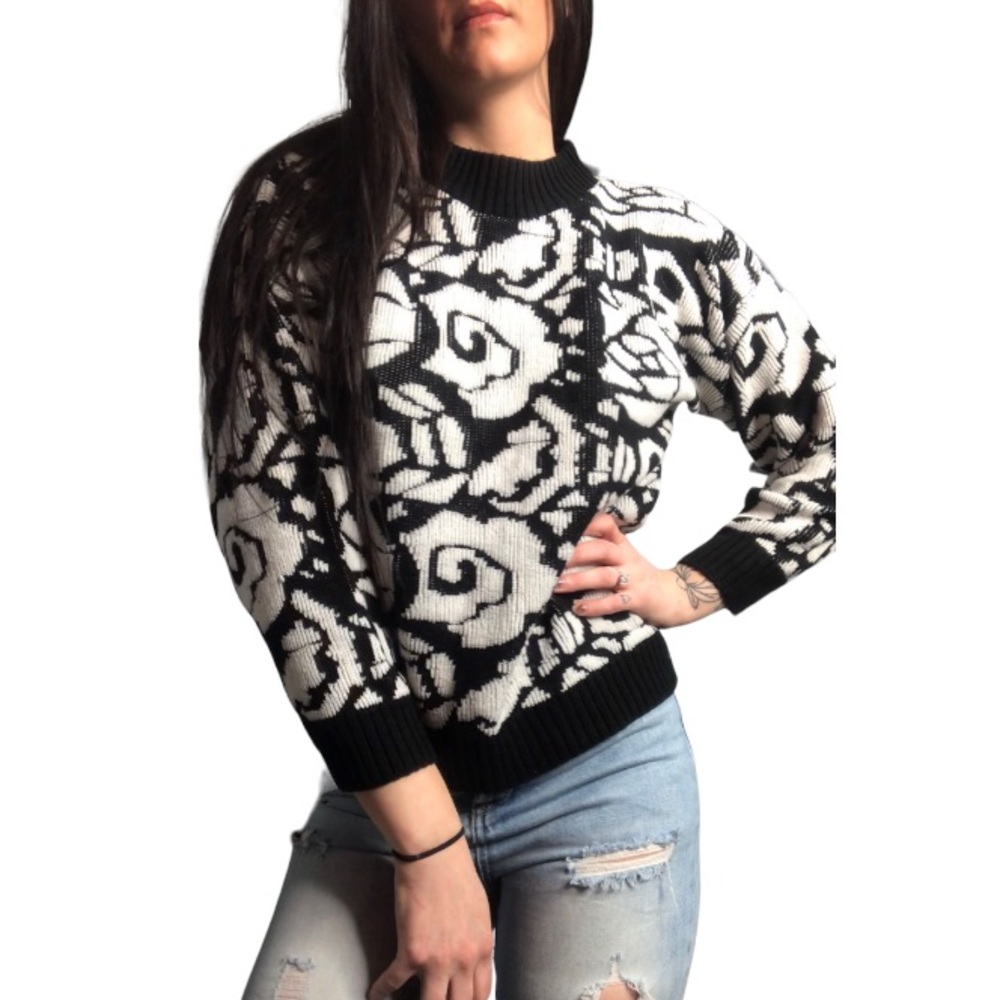 Carmelton | Vintage black and white floral print high neck sweater •